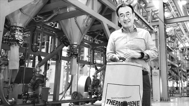 허성룡 화승코퍼레이션 대표가 부산 기장군 명례공장에서 고무 대체 친환경 제품인 TPE(열가소성 엘라스토머)를 살펴보고 있다. 화승코퍼레이션 제공