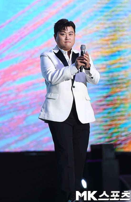 김호중이 노래하고 있다.