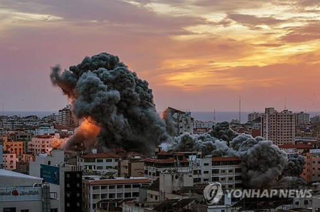 7일(현지시간) 이스라엘 공군의 보복 폭격을 받은 팔레스타인 가자지구에서 화염과 연기가 치솟고 있다