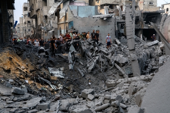 9일(현지시간) 팔레스타인 가자지구 알샤티 난민캠프가 이스라엘군의 폭격으로 파괴돼 있다. 2023.10.9 로이터 연합뉴스