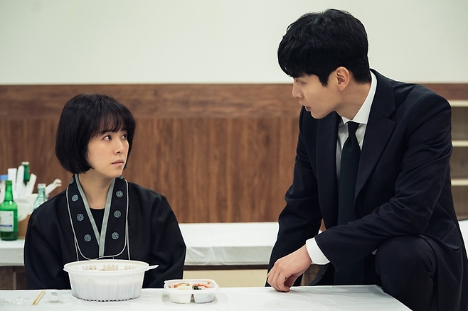 JTBC 드라마 ‘힙하게’에서 할아버지의 죽음을 계기로 사이코메트리 능력을 각성하는 주인공 봉예분 역 한지민(왼쪽)의 출연장면. 사진 JTBC