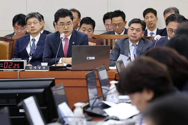 김창기 국세청장이 10일 서울 여의도 국회에서 열린 기획재정위원회 국정감사에서 의원 질의에 답하고 있다. 뉴스1