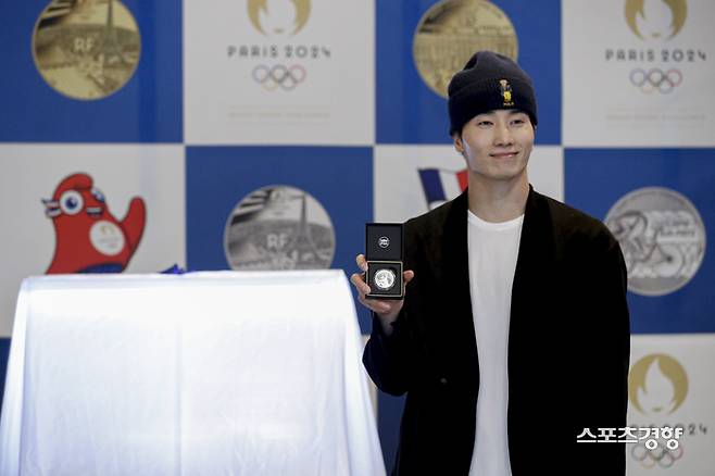 파리 2024 올림픽 기념주화 공개식이 열린 7일 서울 서대문구 주한 프랑스 대사관저에서 브레이킹 국가대표 김헌우 선수가 기념주화를 들고 기념촬영을 하고 있다. 문재원 기자