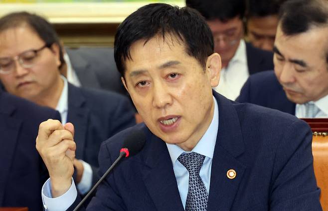김주현 금융위원장이 11일 국회 정무위원회 국정감사에서 “(이미) 개인 투자자들이 요청하는 대로 다 해드렸다”며 공매도 제도개선에 부정적 입장을 밝혔다. (사진=연합뉴스)