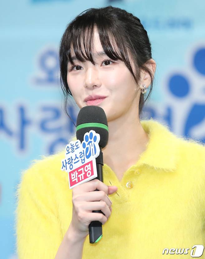 배우 박규영이 11일 오후 서울 상암동 MBC 골든마우스홀에서 열린 드라마 '오늘도 사랑스럽개' 제작발표회에서 포즈를 취하고 있다. 동명 웹툰을 원작으로 한 ‘오늘도 사랑스럽개’는 키스를 하면 개로 변하는 저주에 걸린 여자 한해나(박규영 분)와 그 저주를 풀 수 있지만 개를 무서워하는 남자 진서원(차은우 분)의 판타지 로맨스 드라마다. 2023.10.11/뉴스1 ⓒ News1 권현진 기자