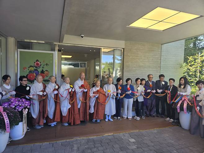 진관사 지화 특별전 '자비의 향기, 꽃으로 피어나다' 개막식. 이날 참석자들이 자른 테이프는 천이 아니라 염색한 종이였다. /김한수 기자