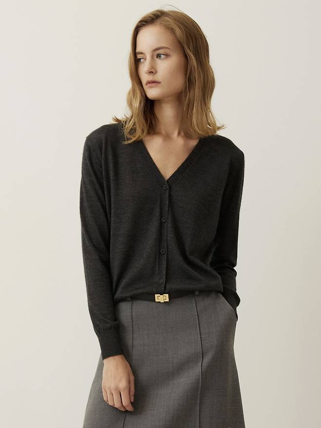 이탈리아 캐시미어 소재로 만들어진 마레 디 마리(Mare di Mari) 로얄 캐시미어 컬렉션의 브이넥 가디건. 여유로운 핏과 브이넥 라인의 타임리스 클래식 아이템이다. 마레 디 마리 홈페이지.