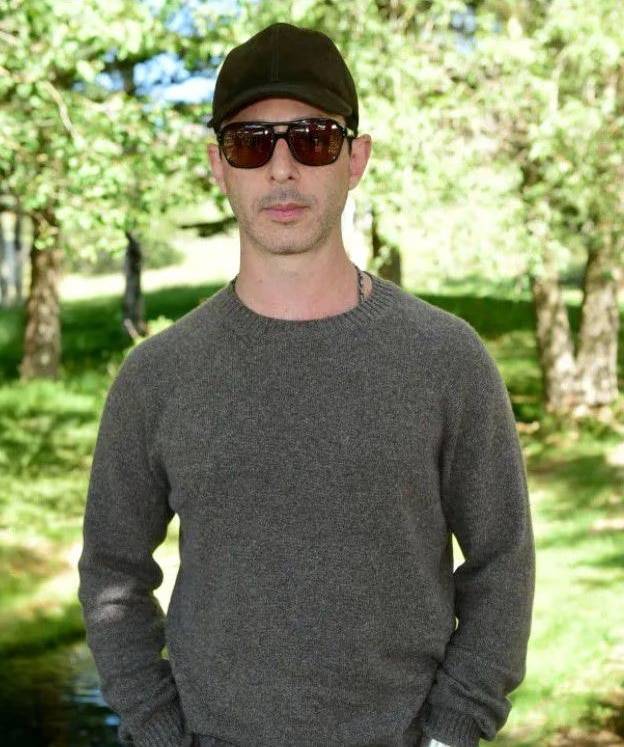 HBO의 '석세션(Succession)'에서 미디어 재벌 가문 '로이(Roy)' 패밀리들이 즐겨 쓴 야구모자 캡은 로로 피아나(Loro Piana) 캐시미어 제품이다. HBO 석세션 스틸컷.