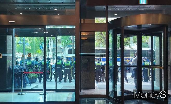 이날 광화문에 위치한 이스라엘 대사관 앞에도 경찰들이 만일에 대비해 배치됐다. 사진은 이스라엘 대사관이 있는 건물 내부에서 촬영한 모습. /사진=김지연 기자