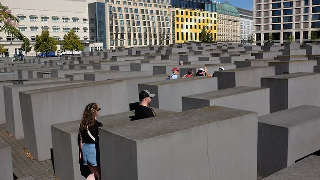 지난달 21일 독일 베를린에 있는 ‘홀로코스트(대학살) 메모리얼’. 베를린 브란덴부르크문 인근에 설치된 유대인 홀로코스트 메모리얼에는 나치 희생자 묘석을 상징하는 2700개의 콘크리트 조각이 놓여 있다. 베를린=박혜원 기자