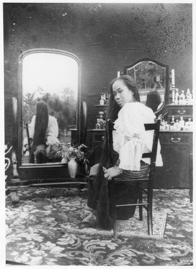 다라랏사미가 긴 머리를 풀고 파신을 입고 있다. 위키 커먼스