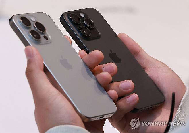 아이폰15 시리즈, 바뀐 부분은? (서울=연합뉴스) 홍해인 기자 = 애플 아이폰 15 시리즈 및 애플 워치 국내 공식 출시일인 13일 서울 중구 명동 애플스토어에서 한 고객이 제품을 살피고 있다. 2023.10.13 hihong@yna.co.kr