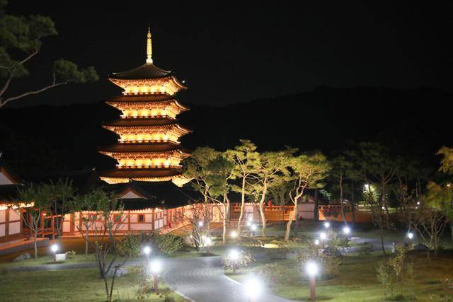 은은한 경관조명이 켜진 평화의탑이 김천 사명대사공원을 밝히고 있다. ⓒ박준규