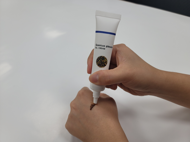 연구진이 종가시나무 도토리로 만든 피부 재생 연고 시제품을 손등에 바르고 있다. 국립산림과학원 제공