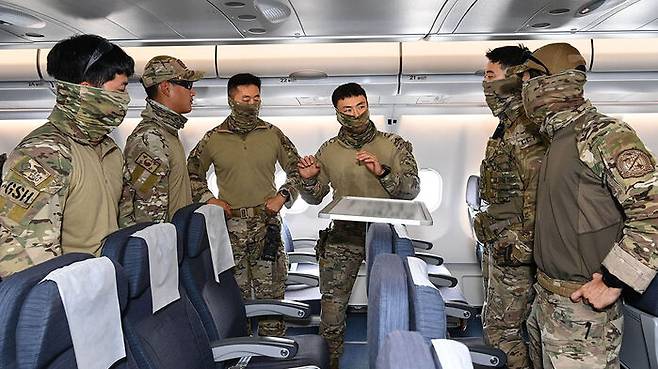 13일 공군 공정통제사(CCT)가 긴급 해외임무를 앞두고 준비사항을 점검, 토의하고 있다.