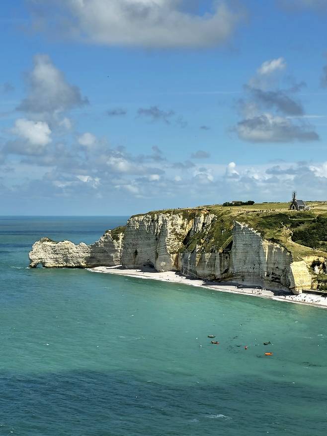 다발 절벽에서 본 다몽 절벽과 교회 풍경.