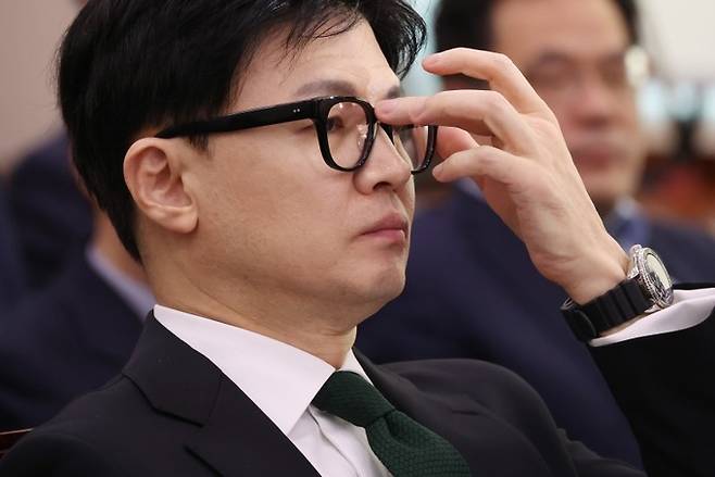 지난 11일 서울 여의도 국회에서 열린 법제사법위원회 국정감사에 출석한 한동훈 법무부 장관이 안경을 고쳐쓰고 있다. 연합뉴스