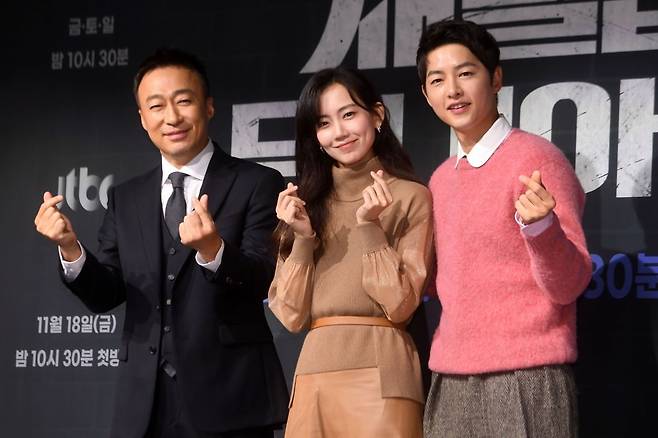 배우 이성민(왼쪽부터), 신현빈, 송중기가 드라마 '재벌집 막내아들' 제작발표회에 참석해 포토타임을 갖고 있다. /최혁 기자