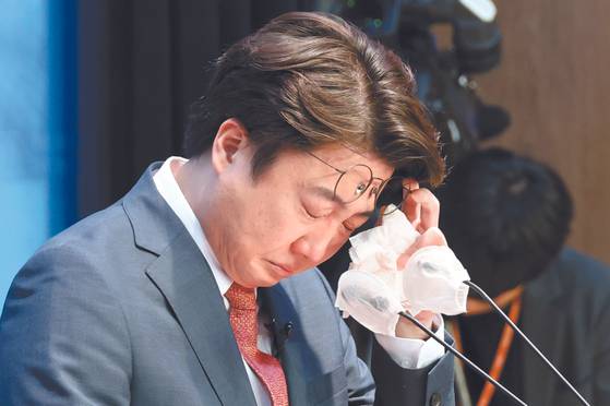 Former People Power Party (PPP) chief Lee Jun-seok holds a tearful press conference calling for his party’s reform following its by-election defeat in Gangseo District last week at the National Assembly in western Seoul on Monday. PPP Rep. Ahn Cheol-soo in turn has been leading a petition demanding Lee’s expulsion from the party. [YONHAP]