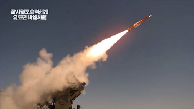 지난해 2월 북 장사정포 요격체계(LAMD) 미사일이 첫 비행시험을 하고 있다. /국방부 유튜브 캡처