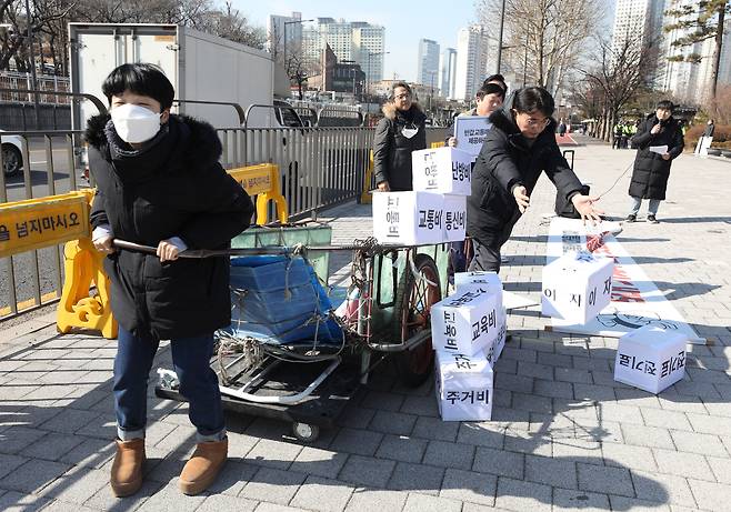 민생시민사회단체 회원들이 지난 2월 22일 서울 용산구 전쟁기념관 앞에서 가진 기자회견에서 취약계층과 서민들의 고통을 가중시킨 윤석열 정부를 비판하는 퍼포먼스를 하고 있다. /뉴스1