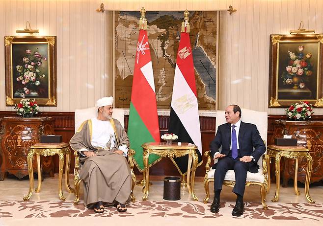 압둘팟타흐 시시(오른쪽) 이집트 대통령이 지난 21일 이집트 카이로에서 하이삼 빈 타리크 알사이드 오만 술탄과 회담하고 있다. 로이터연합뉴스