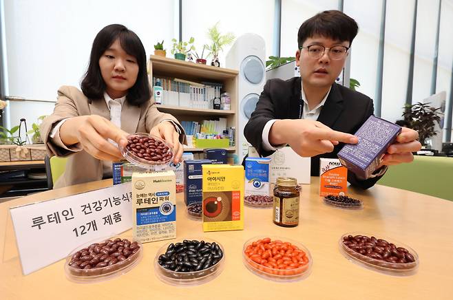 한국소비자원 관계자들이 17일 세종시 정부세종청사에서 루테인 건강기능식품 12개 제품을 대상으로 시험·평가한 결과를 설명하고 있다. ⓒ연합뉴스