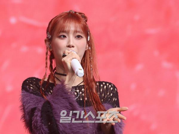 가수 츄(CHUU)가 18일 오후 서울 광진구 예스24라이브홀에서 열린 첫 번째 미니 앨범 'Howl' 발매 기념 쇼케이스에 참석해 인사말을 하고 있다. 'Howl'은 상처를 가진 두 사람이 둘만의 작은 세상에 서로를 위한 작은 영웅이 되어 서로를 치유하는 과정을 담아내고 있다. 서병수 기자 qudtn@edaily.co.kr
