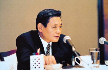 이건희 삼성전자 선대회장이 1993년 6월 7일 독일 프랑크푸르트 켐핀스키호텔에서 삼성 임원진들에게 ‘신경영’구상을 밝히는 모습