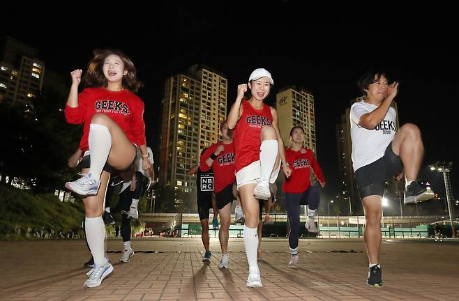 러닝 크루 ‘긱스’ 회원들이 2023 춘천마라톤을 앞두고 대비 훈련차 지난 16일 오후 서울 반포종합운동장에서 몸을 풀고 있다. 출발 전 양다리를 번갈아 들며 앞으로 나아가는 스트레칭을 했다./오종찬 기자