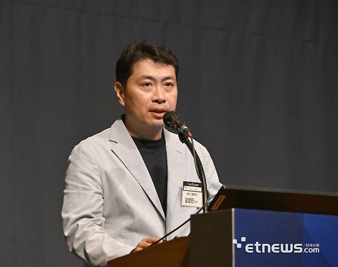 김성진 SKC 앱솔릭스 CTO가 고성능 반도체 패키징 솔루션에 대해 발표하고 있다. 박지호기자 jihopress@etnews.com