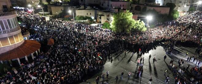 18일 요르단 암만의 이스라엘 대사관 인근에서 가자지구 알아흘리 병원의 폭격을 규탄하는 시위가 벌어져 대규모 시위 참가자들이 도로를 점거하고 있다. EPA 연합뉴스