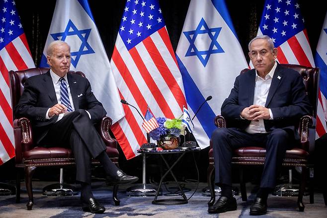 18일(현지시간) 이스라엘 텔아비브에서 조 바이든 미국 대통령(왼쪽) 이 베냐민 네타냐후 이스라엘 총리와 이스라엘-하마스 전쟁에 대해 논의하고 있다. AP연합뉴스