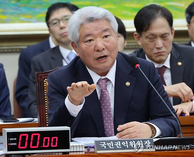 답변하는 권익위원장 (서울=연합뉴스) 한상균 기자 = 김홍일 국민권익위원장이 19일 국회 정무위원회 국정감사에서 답변하고 있다. 2023.10.19 xyz@yna.co.kr