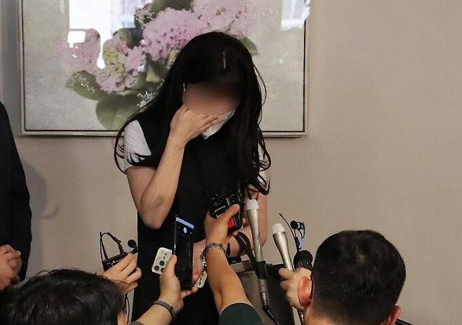 ‘부산 돌려차기’ 사건의 피해자가 지난 6월 12일 가해자에 대한 항소심 재판이 끝난 후 “보복하겠다는 사람으로부터 (정부가) 피해자를 제대로 지켜주지 않으면 피해자는 어떻게 살라는 것인지”라고 아쉬움을 밝히며 눈물을 흘리고 있다. 부산=뉴스1