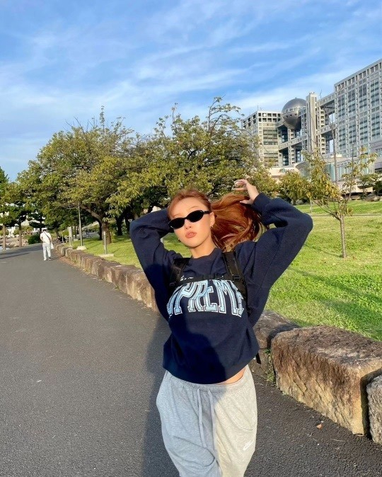 On the 20th, Hwasa released several daily photos on her personal channel. In the photo, Hwasa is showing hip fashion by matching crop tops and white pants.Hwasa showed off her healthy figure by exposing her waistline, which showed off Hwasas unique dangly charm.Hwasa released I Love My Body on June 6, the first album since Hwasa signed an exclusive contract with Phenation and the first solo album released in about a year and 10 months.