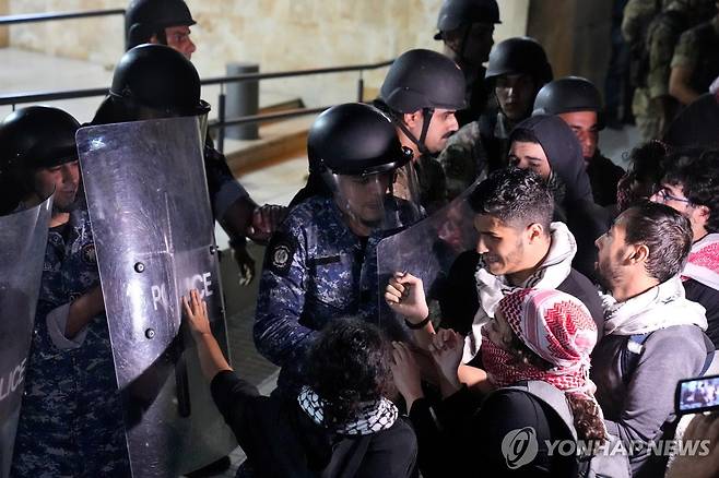 레바논 친팔레스타인 시위대 佛대사관 진입 시도 (베이루트 AP=연합뉴스) 17일(현지시간) 레바논의 친팔레스타인 시위대가 베이루트의 프랑스 대사관 진입을 시도하고 있다. 이날 팔레스타인을 지지하는 시위대는 오토바이를 타고 베이루트 시내를 돌아다녔고, 일부는 프랑스 대사관 주위에서 집회를 열었다. 2023.10.18 kjw@yna.co.kr