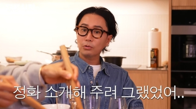 Singer Jung Jae Hyung, who played the role of the singer Lee Hyori and Lee Sang-soon, said he was trying to introduce Lee Sang-soon to singer and actor Uhm Jung-hwa.Jung Jae Hyung, a YouTube channel released on the 22nd, posted a video titled Look at Dr. Oh Eun Young!Jung Jae Hyung recalled his first meeting with Lee Hyori, who was in his twenties, and said, I still remember that beauty.There are a few people who are surprised to see their faces, he said, referring to Ive Chang Won Young, Twice Tsuwi, and Girls Day singer and actress Hyeri.When Lee Hyori asked about the commonality of four people including himself, Jung Jae Hyung seemed to be embarrassed for a moment and naturally replied, The children are okay?Jung Jae Hyung mentioned Lee Hyori and Lee Sang-soons 10th anniversary of marriage and said, I made a blind date.Lee Hyori said, I met a year or two after I had a blind date (with my older brother). My brother and I met another person. It was Wrap party.I went to Wrap party and Hongdae, but it seemed to be okay at that time. But I had a boyfriend. I came home from drinking, and I got a text from my older brother.Lee Hyori said, I thought, Oh, this is something. But then I didnt reply because I had a boyfriend. Then (early) my brother adopted (a pet dog) Guana and (Jaehyeong) put Ojagyo three times.There was a suggestion to make a campaign song for abandoned dogs, but since Sang-soon had adopted abandoned dogs, I thought she would do it with me, so I asked her to write a song.So my brother made a song called Remember and I went to the recording studio with my sincerity and my brother went to the Han River with Guana, explained Lee Sang-soon.Jung Jae Hyung acknowledged Lee Sang-soons love affair and said, It seems to be dull, but it is subtle. Upper lip will never have a love affair.On the other hand, Jung Jae Hyung said to Lee Hyori, I met my brother (early) and it was the best gift of my life. Lee Hyori said, I tried to introduce the upper lip originally.