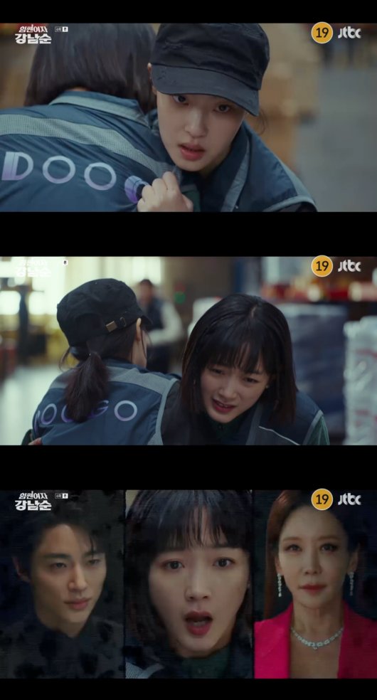 Strong Girl Nam-soon  ⁇  Lee Yoo-Mi was pictured getting hit by a knife.On the 22nd, JTBCs Saturday-Sunday drama Strong Girl Nam-soon, a fake Gangnam Districts Huijun Choe rushed to Kang Nam-sun (Lee Yoo-Mi) with a knife.Golden Week asked him to schedule a mahjong game with Liu Shio, the head of commerce distributor Cheng Dugozheng, and Liu Shio said he would leave them alone with a card instead of playing mahjong.Golden Week tells secretary Jeong Na-young (Oh Jung-yeon) to keep track of the background and identity of  ⁇  Ryushio.On the other hand, Kang Nam-sun asked the homeless friends ji hyeon-su (Joo Woo-jae) and line student (Kyungri) to help find things in the warehouse.Kang Nam-sun explained to ji hyeon-su, Im going to take a white thing today.Ji hyeon-su told the line student, I think there is a white patish no matter how you look at it. There must be a story. I said, I believe in Namsun. Line student said, I believe in Namsun thief.To the road weight guy (Kim Hae-sook) who hums and hums, Golden Week said, Do you have a mother? Im in favor of my mothers love. Instead, I divorce my father. Before that, I can not.So the road weight, Did I leave your father? I crawled on my feet. Do you want me to give up my love to be the last of my life because of him?Golden Week said, Is it so urgent to have a relationship?, And the road weight said, Yes, you did well. I replied that I wanted to try something hot and cuddly like love.At the end of the broadcast, Kang Nam-sun was stabbed by Lee Hwa-ja, who was playing a fake Kang Nam-sun.Kang Hui-sik screamed that he was Kang Nam-sun, and Kang Nam-sun raised the tension of the drama by showing impressions with pain.Strong Girl Nam-soon