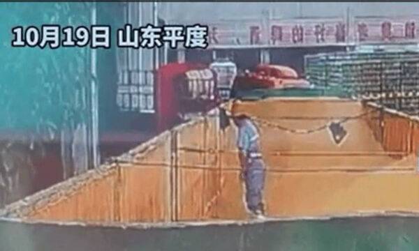 중국 산둥성에 위치한 칭따오 맥주 생산공장에서 작업복을 입은 남성이 맥주 원료에 소변을 보는 영상. 웨이보 캡처