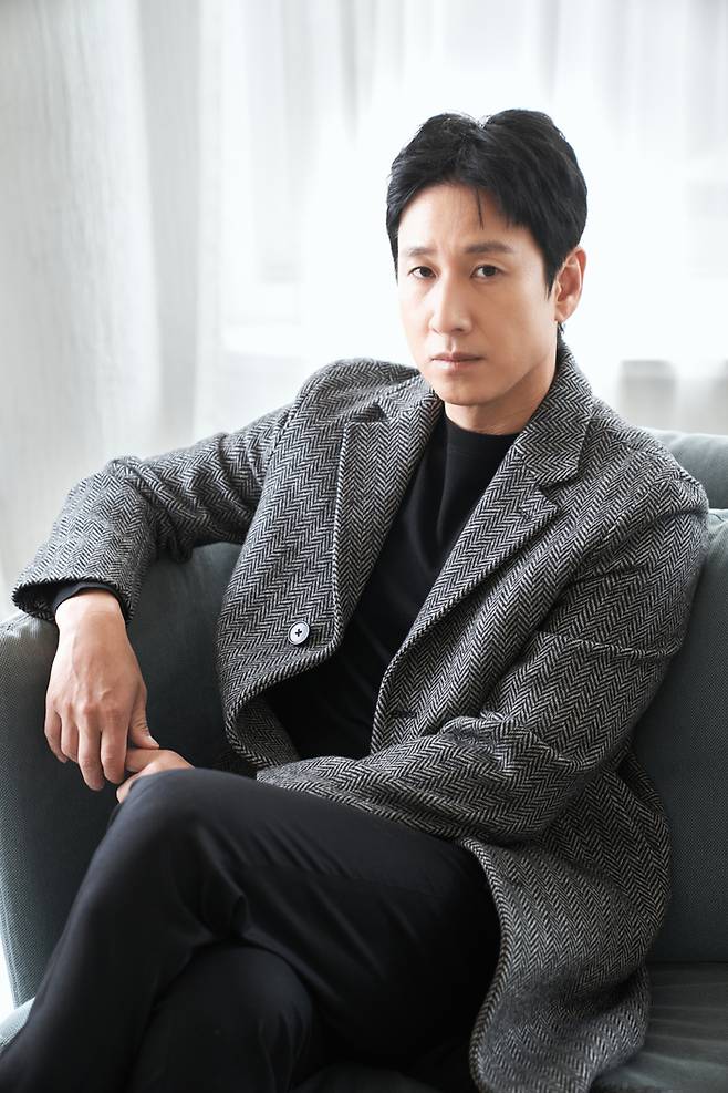No one knew that the actor Lee Sun Gyun would be followed by the words  ⁇  Drug  ⁇   ⁇  Nightlife  ⁇ .It is still scheduled to be summoned by the police next week at the stage of suspicion, but the fact that it is related to the case is not enough to shock the public as well as the film industry.On the 21st, IncheonPolice Agency Drug Crime Susa will summon Lee Sun Gyun as early as next week, and it is reported that he is considering applying for a body seizure search warrant for hair examination.Lee Sun-gyun recently revealed that the IncheonPolice Agency Drug Crime Susa is investigating eight people, including famous actor L, on charges of violating the Drug Management Act.According to the police, Lee Sun Gyun, Hwang Hana, and Han Seo Hee are suspected of Oral administration of Drug in Nightlife in Gangnam, Seoul.In addition, Lee Sun Gyun is reported to have handed himself 350 million won to a person named Blackmail  ⁇  Cinémix Par Chloé.Of course, Lee Sun Gyun, including the chaebol third generation, aspiring entertainers, etc., have only been named in the investigation process, and specific charges have not been confirmed, so they are classified as My subjects.When he was first pointed out, the industry was once again buzzing.Yoo Ah-in, who was indicted on charges of propofol habitual administration, illegal prescription of sleeping pills in the name of others, smoking marijuana, teachers, and evidence-destroying teachers, has been preceded by a precedent in which his works have been extensively damaged. Concerns have been raised.Officials rushed to confirm the facts and expressed anxiety, saying, Lets wait and see because its still a suspicion. Also, people who had worked with or were close to him did not come out of shock.In particular, Lee Sun Gyun decided to appear in three of his next films, deepening the industry.PROJECT SILENCE, a film with a production cost of 18 billion won, was invited to the Cannes Film Festival this year and received interest in its work, but its fate was disrupted by the progress of Police Susa in the aftermath of Lee Sun Gyun.The new studio X+U drama No Way Out has some room to fix.Thanks to the fact that Lee Sun Gyuns first filming has not yet taken place, it is likely to replace actors, but the increase in production costs will be inevitable.The advertising industry has also rushed to erase Lee Sun Gyun.Lee Sun Gyun and Hye-Jin Jeon, a model of a telecom companys educational content, was discontinued on the 20th, and another nutritional brand also removed the face of Lee Sun Gyun, the model, as well as all the advertising texts mentioned by him.Public opinion is also cold.The company is reporting that it is reporting that it is reporting that it is reporting that it is reporting that it is reporting that it is reporting that it is reporting that it is reporting that it is reporting that it is reporting that it is reporting that it is reporting that it is reporting that it is reporting that it is reporting that it is reporting that it is reporting that it is reporting that it is Submitted.In this regard, I will tell you the progress of the future through legal representatives.In addition, the government officially announced that it would respond strongly if the H ⁇  Wi fact is disseminated due to malicious or H ⁇  Wi content, but the public was disappointed by the fact that it seemed to be a victim of  ⁇ Blackmail  ⁇  Cinémix Par Chloé, not  ⁇ .Because he was so homely and decisive, he was angry that he had handed over 350 million won to Blackmail  ⁇  Cinémix Par Chloé, not to mention the nasty words such as  ⁇  Drug  ⁇   ⁇  Nightlife  ⁇ .There are also suspicions of Drug Oral administration, but there are also reactions that the position of the agency is ironic.Lee Sun Gyun, who crashed to the floor in a moment, will have a chance to rebound. A piece of the fertilization seems to be obscured in the Police summons investigation next week.