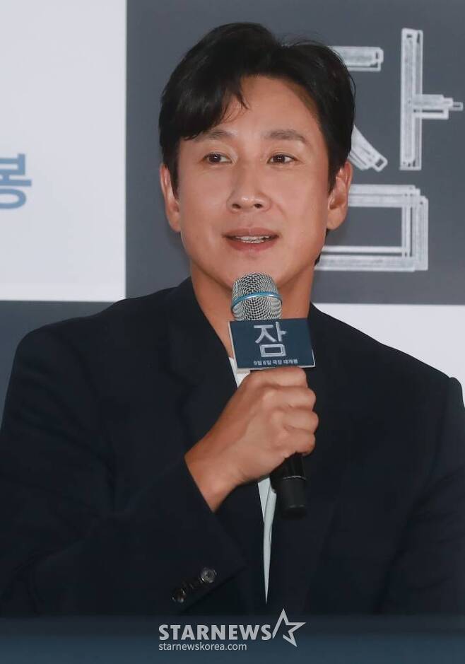 According to the legal and police officers on March 19, the Incheon Police Agency Drug Crime Susa system is investigating eight people including Lee Sun Gyun on charges of violating the Drug Management Act.Police have been investigating whether they have taken several types of drugs, including marijuana, at their residences and entertainment establishments since January.At first, Lee Sun Gyuns name was not mentioned, but Drugs involvement, known as Top Actor L of the bass voice, was identified as Lee Sun Gyun after his agency announced his official position.Lee Sun Gyuns agency, Wodoo Nyu Entertainment, said, We are currently confirming the exact facts about the allegations raised against Lee Sun Gyun, he said. We will be faithful to Susa of Susa, which can proceed in the future.Lee Sun Gyun has been continuously blackmailed and threatened by A, a person related to the incident, and has filed a complaint with the Susa agency, he said. If the H ⁇  Wi fact is circulated due to malicious or H ⁇  Wi content, we will respond strongly.Lee Sun Gyuns Drug Suspicion is raised, and Yoo Ah-in is mentioned together.Yoo Ah-in, the police, received a record from the Food and Drug Administration last year that Yoo Ah-in had administered more than 4000 mL of propofol 73 times in 2021 and launched Susa.Yoo Ah-in was found to have taken more than seven drugs, including hemp, propofol, cocaine, ketamine, zolpidem, midazolam and alprazolam.Yoo Ah-in, who admitted to some of the charges, bowed his head in March, saying, I sincerely believe in the upcoming investigation and will accept all your punishment and judgment of the law. I once again convey my deep apology.As a result of social controversy, he got off all of his films and caused a lot of trouble.Netflixs original Hell 2, originally scheduled to feature Yoo Ah-in, has been replaced by Actor, and the movie The Battle, High Five and the drama The Fool of the End have not been released.Lee Sun Gyuns next film is also scheduled to be released in a row, which is even more serious.Lee Sun Gyun is the main character, so it is virtually impossible to re-shoot through editing or actor replacement.It is also cast in STUDIO X + U s new series No Way Out, but it is highly likely to replace Actor if the allegations are revealed to be true.Lee Sun Gyun debuted in 2001 and is the 24th year of his acting career this year.He has starred in the dramas Pasta, My Mister, Wagon Car and Going to the End, and has risen to the top of the list by raising global awareness through director Bong Joon-hos Parasite, which won the Golden Palm Award at the Cannes International Film Festival in 2019.In addition, he has built a home image through a number of performances, and many people are focusing on how the direction of this controversy will flow.