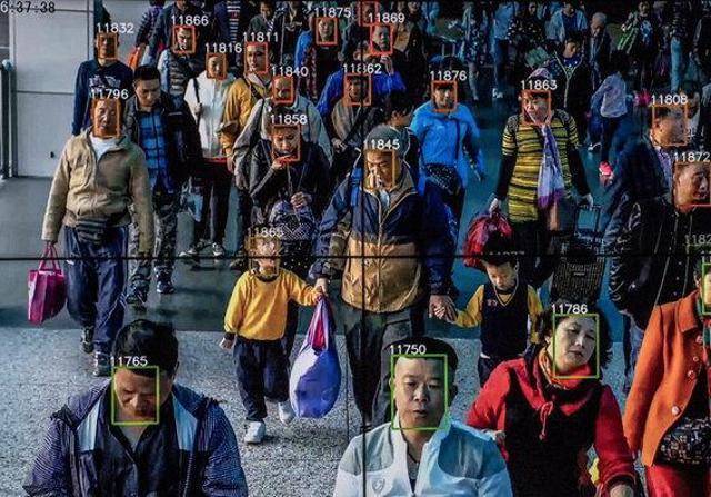 중국의 인공지능(AI) 기술을 활용한 안면 인식 상용화 수준은 세계 최고 수준이다. 그러나 중국은 8월 '안면 인식 기술 적용 안전관리 규정' 초안을 발표하고, 안면 인식 기술 상용화에 대한 규제를 예고했다. 사진은 중국 당국이 안면 인식 기술을 활용해 중국 춘제 연휴를 앞두고 고향으로 향하는 시민들의 신원을 확인하고 있는 모습. 한국일보