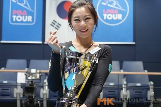 23일 밤 경기도 고양 킨텍스PBA전용경기장에서 열린 23/24시즌 5차전 ‘휴온스 LPBA챔피언십’ 결승전에서 김가영이 김상아를 꺾고 우승했다. 사진은 시상식 후 트로피를 들고 카메라를 향해 ‘손하트’ 포즈를 취하고 있는 김가영.