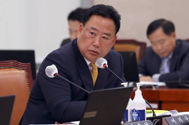 국회 농림축산식품해양수산위원회의 더불어민주당 간사인 어기구 의원이 23일 농림축산식품부 및 소관기관 종합감사에서 질의하고 있다./사진=뉴시스.