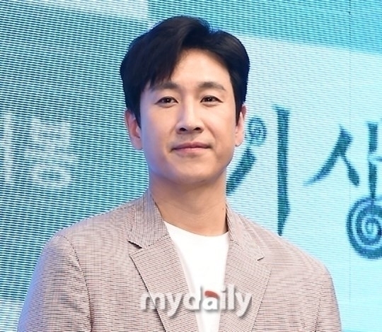 Actor Lee Sun-gyun, 48, who is suspected of taking drugs, was finally booked for Detective.IncheonPolice Agency Drug Crime Susa said on Sunday that it had Detective Lee Sun Gyun on charges of Hemp and others under the Drug Control Act.Lee Sun Gyun was immediately converted from a pre-arrest investigator (My character) to a formal Susa subject, The Skin of the User.Earlier, the Police said it was My about eight people, including a 40-year-old movie star, on charges of psychotropic property under the Drug Management Act, which turned out to be Lee Sun Gyun.With Lee Sun Gyuns status transitioned to The Skin of the User, the Police are expected to notify him of his attendance soon.In addition, Seoul Gangnam entertainment establishment employee A (29, female), who was charged with the same charges, was arrested last weekend and a 20-year-old female employee who worked at the same entertainment establishment was arrested without detention.Mr. A is known to have made 10 phone calls with Lee Sun Gyun this year.Among the remaining five My characters, those with drug administration records, including B, a third-generation tycoon, and C, an aspiring singer, were also included.However, Mr. B and Mr. C were only in the name of the investigation, but no specific charges were revealed.Police are reportedly expanding Susa as Lee Sun Gyun has taken several types of drugs, including Hemp.A police official said, We have secured concrete clues about Lee Sun Gyuns allegations and turned it into The skin of the user.Lee Sun Gyun is suspected of administering Drugs such as Hemp seconds several times at As home in Seoul since the beginning of this year.Earlier, Lee Sun Gyun sued the prosecutor for alleged involvement in the Drug case on the 20th, when he was threatened with the  ⁇  Drug case through his agency and tore hundreds of millions of won.Police, meanwhile, have cautioned against speculative reports regarding Lee Sun Gyuns alleged drug use.IncheonPolice Agency Susa vs. DrugSusa said on the same day that some media reports on suspicion of drug administration in Susa are reported speculatively without confirming the exact facts, and that it undermines the honor of the individual and hinders Susas progress. He said.