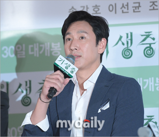 Movie Sleep proved its solid popularity by sweeping the top spot on the OTT platform.Movie Sleep starring actor Lee Sun Gyun and Jung Yu-mi took first place in OTT platform wave and Watcha movie popularity ranking on the 23rd. ⁇  Sleep ⁇  is a story about Suspension (Lee Sun Gyun) and Soo-jin (Jung Yu-mi) who are happy because of their husband Suspensions abnormal behavior during sleep.At the time of its release, it had a cumulative Audience number of 145 million due to its unique production and excellent development.On the other hand, the Incheon Police Agency Drug Crime Susa system arrested Lee Sun Gyun on charges of hemp and other drugs under the Drug Management Act.Lee Sun-gyu has been converted from an arrested former interlocutor to a suspect, who is the official Susa subject. Police are expanding Susa because Lee Sun Gyun has taken various kinds of drugs such as hemp.Police arrested a 29-year-old female employee at an entertainment establishment in southern Seoul last weekend and arrested a female employee in her 20s who worked at the same entertainment establishment without detention.Mr. A is known to have made 10 phone calls with Lee Sun Gyun this year. Among the remaining five interlocutors were those who had a drug administration record, such as chaebol third generation B and entertainer C.A police official said, We have secured specific clues regarding Lee Sun Gyuns allegations and turned him into a suspect, he said.Lee Sun Gyuns agency, Walnut Anyu Entertainment, said on the 20th, We want to be faithful to Susa of the Susa organization that can proceed in the future. Lee Sun Gyun is a person related to the incident, I received threats and filed a complaint with Susa. 