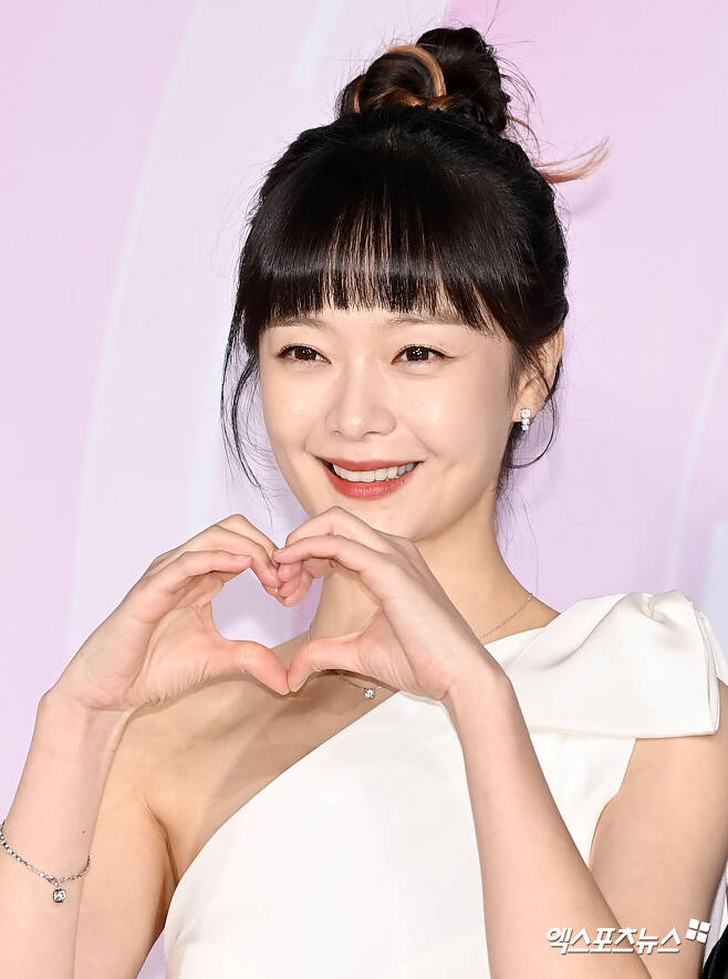Actor Jeon So-min disjoints in Running ManOn the morning of the 23rd, Jeon So-mins agency King Kong by Starship said in an official position, Jeon So-min will announce that the recording will be disjointed on SBS  ⁇  Running Man  ⁇  for the last time on October 30th.After a long discussion with  ⁇ Running Man ⁇  members, production team, and agency, we decided that we needed a moment of recharging so that we could show a better performance in future activities, including acting, they said.Finally, I would like to express my sincere gratitude to the many viewers who have been crying and laughing with Jeon So-min at the weekly  ⁇  Running Man ⁇  for six years from April 2017, and I would like to ask for your warm affection and support from now on.Meanwhile, Jeon So-min was much-loved, joining as the Running Man new member in April 2017.Hello, Im King Kong by Starship.Actor Jeon So-min is pleased to announce that the upcoming October 30th (Mon) recording has finally been disjointed on SBS  ⁇ Running Man ⁇ .After a long discussion with  ⁇ Running Man ⁇  members, production team, and agency, I decided that I needed time to recharge for a while so that I could show a better performance in future activities including acting. .I would like to express my sincere gratitude to the many viewers who have been crying and laughing with Jeon So-min at the weekly  ⁇  Running Man ⁇  for 6 years from April 2017, and I would like to ask for your warm affection and support from now on.Thank you.Photograph: DB