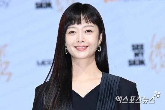 Following Actor Lee Kwang-soo, Jeon So-min leaves Running Man in six years.On the 23rd, Jeon So-mins agency, King Kong by Starship, said in an official position, Jeon So-min has finally disjointed the recording on October 30th at SBS  ⁇  Running Man  ⁇ .As for the reason, he said, I have been struggling because it is a program that has not been short, he said. After discussing with members, production crew, and agency, he decided that he needed time to recharge for better acting.Running Man also said, Jeon So-min has been running with Running Man for six years with a special affection and responsibility. He recently told me that he needed time to recharge for acting.The members and the crew discussed long-term ways to work with Jeon So-min, but I respect the will of Jeon So-min and decided to leave. Regarding the member replacement, Jeon So-min successor said, We have not decided yet, we are discussing it in various ways.Jeon So-min has been introduced as a new member with Yang Se-chan since April 2017 and has been loved by viewers with 8-member system with Yoo Jae-seok, Kim Jong Kook, Haha, Ji Seok Jin, Song Ji-hyo and Lee Kwang-soo.In this process, opposition from sudden member changes continued, and Flaming was also received.However, after that, Chemie with Lee Kwang-soo was added, and he got nicknames such as Lee Kwang-soo, Butterfly, Magnet Man, Love Frog, Talk Hell And was recognized as an entertainer.She also won the 2017 SBS Entertainment Awards Womens Rookie of the Year in the Variety category, the Best Couple Award with Lee Kwang-soo and the 2018 Entertainment Awards Grand Prize.Jeon So-min, who has been loved for his charm and destruction. Lee Kwang-soo, who disjointed in 2021, has been disjointed in Running Man for his acting career.Running Man said, I would like to express my sincere gratitude to Jeon So-min for brightening the program as a  ⁇ Running Man ⁇  member for a long time, and I would like to ask for your warm support and encouragement to Jeon So-min, who made a difficult decision.Photos: DB, SBS