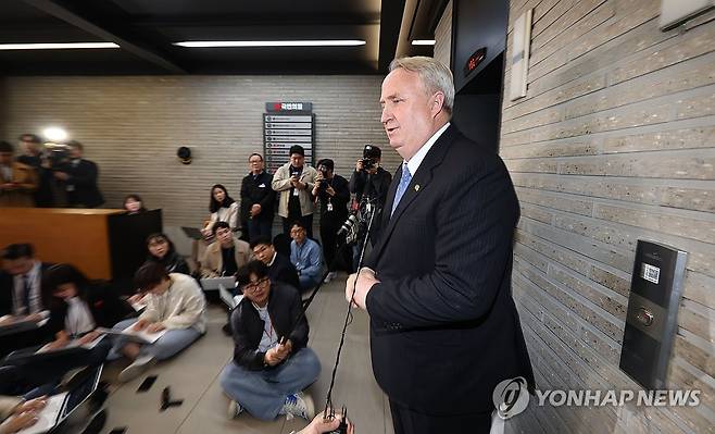 취재진 질문에 답하는 인요한 혁신위원장 (서울=연합뉴스) 김인철 기자 = 국민의힘 혁신위원장으로 임명된 인요한 연세대 의대 교수가 23일 서울 영등포구 여의도 국민의힘 중앙당사에서 주요 당직자들과 만난 뒤 나오며 취재진 질문에 답하고 있다. 2023.10.23 yatoya@yna.co.kr